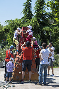 I bambini arrampicano sulla piramide di arrampicata